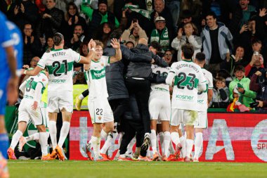 Elche oyuncuları, Elche CF ve Real Madrid FC takımları arasında oynanan LaLiga EA SPORTS maçında Estadio Manuel Martinez Valero (Maciej Rogowski / Ball Raw Images)