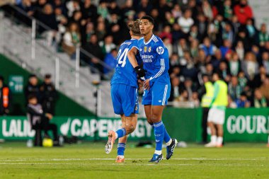 Dean Huijsen ve Jude Bellingham, Estadio Manuel Martinez Valero 'daki Elche CF ve Real Madrid FC takımları arasındaki LaLiga EA SPORTS maçında gol attıktan sonra kutlama yaparken görüldü (Maciej Rogowski / Ball Raw Images)