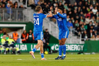 Dean Huijsen ve Jude Bellingham, Estadio Manuel Martinez Valero 'daki Elche CF ve Real Madrid FC takımları arasındaki LaLiga EA SPORTS maçında gol attıktan sonra kutlama yaparken görüldü (Maciej Rogowski / Ball Raw Images)