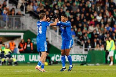 Dean Huijsen ve Jude Bellingham, Estadio Manuel Martinez Valero 'daki Elche CF ve Real Madrid FC takımları arasındaki LaLiga EA SPORTS maçında gol attıktan sonra kutlama yaparken görüldü (Maciej Rogowski / Ball Raw Images)