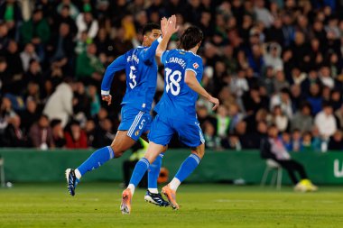 Jude Bellingham ve Alvaro Carreras, Elche CF ve Real Madrid FC takımları arasında Estadio Manuel Martinez Valero (Maciej Rogowski / Ball Raw Images) arasında oynanan LaLiga EA SPORTS maçında gol attıktan sonra kutlama yaparken görüldü.)