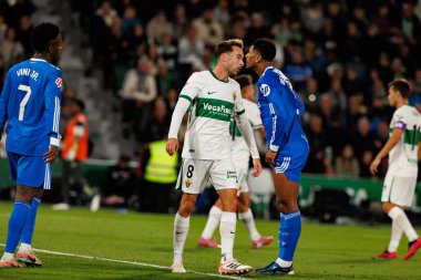 Marc Aguado ve Jude Bellingham, Elche CF ve Real Madrid FC takımları arasında oynanan LaLiga EA SPORTS maçı sırasında Estadio Manuel Martinez Valero (Maciej Rogowski / Ball Raw Images))