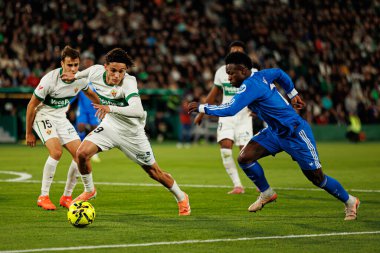 Hector Fort ve Vinicius Vini Junior, LaLiga EA SPORTS maçında Elche CF ve Real Madrid FC takımları arasında Estadio Manuel Martinez Valero (Maciej Rogowski / Ball Raw Images)