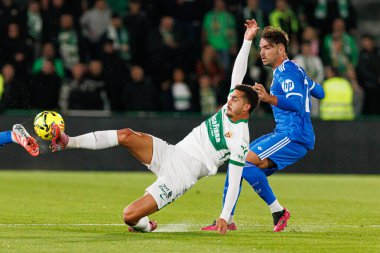 Andre Silva ve Raul Asencio, Elche CF ve Real Madrid FC takımları arasında oynanan LaLiga EA SPORTS maçı sırasında Estadio Manuel Martinez Valero (Maciej Rogowski / Ball Raw Images))