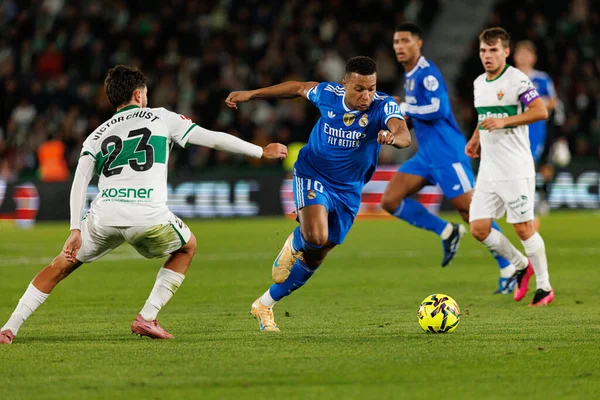 Victor Chust ve Kylian Mbappe, Elche CF ve Real Madrid FC takımları arasında oynanan LaLiga EA SPORTS maçında Estadio Manuel Martinez Valero (Maciej Rogowski / Ball Raw Images))