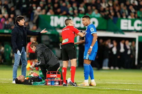 Estadio Manuel Martinez Valero 'da Elche CF ve Real Madrid FC takımları arasında oynanan LaLiga EA SPORTS maçı sırasında tıbbi personel ve Kylian Mbappe ile görüldü (Maciej Rogowski / Ball Raw Images)