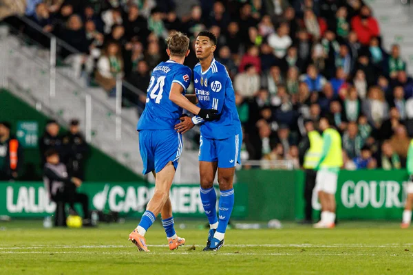 Dean Huijsen ve Jude Bellingham, Estadio Manuel Martinez Valero 'daki Elche CF ve Real Madrid FC takımları arasındaki LaLiga EA SPORTS maçında gol attıktan sonra kutlama yaparken görüldü (Maciej Rogowski / Ball Raw Images)