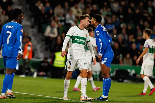 Marc Aguado ve Jude Bellingham, Elche CF ve Real Madrid FC takımları arasında oynanan LaLiga EA SPORTS maçı sırasında Estadio Manuel Martinez Valero (Maciej Rogowski / Ball Raw Images))