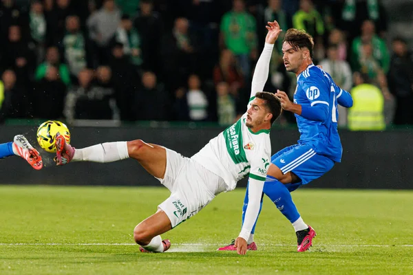 Andre Silva ve Raul Asencio, Elche CF ve Real Madrid FC takımları arasında oynanan LaLiga EA SPORTS maçı sırasında Estadio Manuel Martinez Valero (Maciej Rogowski / Ball Raw Images))