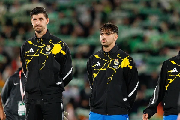 Thibaut Courtois ve Raul Asencio, Elche CF ve Real Madrid FC takımları arasında Estadio Manuel Martinez Valero (Maciej Rogowski / Ball Raw Images) maçında görüldü.)