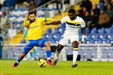 Rafik Guitane ve Pedro Bondo, Taca De Portugal maçında GD Estoril Praia ve FC Famalicao takımları arasında Estadio Antonio Coimbra da Mota (Maciej Rogowski / Ball Raw Images)