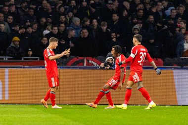 Samuel Dahl ve Benfica oyuncuları AFC Ajax ve SL Benfica (Maciej Rogowski / Ball Raw Images) arasında Şampiyonlar Ligi faz oyunu sırasında görüldü)