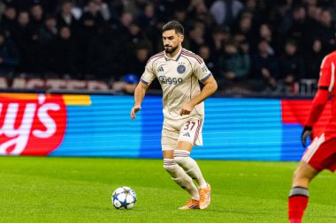 Josip Sutalo, AFC Ajax ve SL Benfica (Maciej Rogowski / Ball Raw Images) arasında Şampiyonlar Ligi faz oyunu sırasında görüldü)