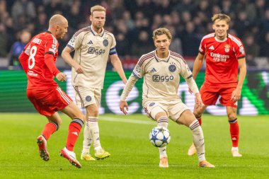 Mika Godts, AFC Ajax ve SL Benfica (Maciej Rogowski / Ball Raw Images) arasında Şampiyonlar Ligi faz oyunu sırasında görüldü)