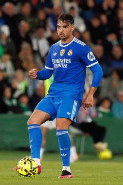 Elche, İspanya - 11 23 23 2025: Raul Asencio, LaLiga EA Spor karşılaşmasında Elche CF ve Real Madrid FC takımları arasında görüldü  