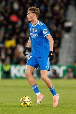 Elche, İspanya - 11 23 23 2025: Dean Huijsen, Elche CF ve Real Madrid FC takımları arasında oynanan LaLiga EA Spor maçı sırasında görüldü  