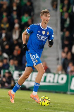 Elche, İspanya - 11 23 23 2025: Dean Huijsen, Elche CF ve Real Madrid FC takımları arasında oynanan LaLiga EA Spor maçı sırasında görüldü 