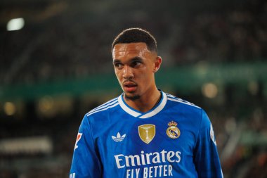 Elche, İspanya - 11 23 2025: Trent Alexander-Arnold, Elche CF ve Real Madrid FC takımları arasında LaLiga EA Spor maçı sırasında görüldü  