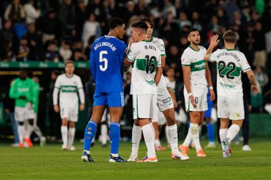 Elche, İspanya - 11 23 23 2025: Jude Bellingham ve Martim Neto, Elche CF ve Real Madrid FC takımları arasında oynanan LaLiga EA SPORTS maçında görüldü 