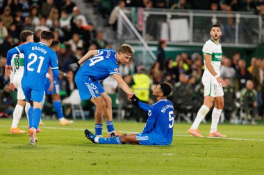 Elche, İspanya - 11 23 23 2025: Dekan Huijsen ve Jude Bellingham, Elche CF ve Real Madrid FC takımları arasında LaLiga EA SPORTS maçı sırasında görüldü  