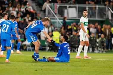 Elche, İspanya - 11 23 23 2025: Dekan Huijsen ve Jude Bellingham, Elche CF ve Real Madrid FC takımları arasında LaLiga EA SPORTS maçı sırasında görüldü  