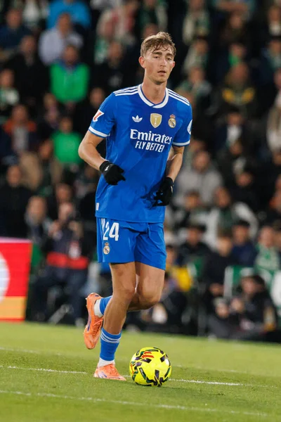 Elche, İspanya - 11 23 23 2025: Dean Huijsen, Elche CF ve Real Madrid FC takımları arasında oynanan LaLiga EA Spor maçı sırasında görüldü  
