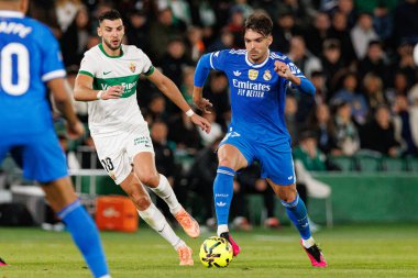 Elche, İspanya - 11 23 23 2025: Rafa Mir ve Raul Asencio, Elche CF ve Real Madrid FC takımları arasında LaLiga EA SPORTS maçı sırasında görüldü 
