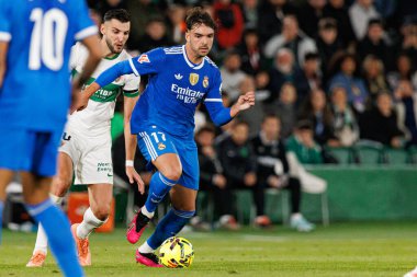 Elche, İspanya - 11 23 23 2025: Raul Asencio, LaLiga EA Spor karşılaşmasında Elche CF ve Real Madrid FC takımları arasında görüldü 