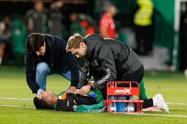 Elche, İspanya - 11 23 2025: Inaki Pena, LaLiga EA SPORTS maçı sırasında Elche CF ve Real Madrid FC takımları arasında tıbbi personelle görüldü 