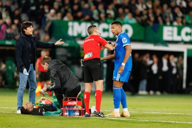 Elche, İspanya - 11 23 23 2025: Inaki Pena LaLiga EA SPORTS maçı sırasında tıbbi personel ve Kylian Mbappe ile Elche CF ve Real Madrid FC takımları arasında görüldü 