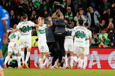 Elche, İspanya - 11 23 2025: Elche oyuncuları, Elche CF ve Real Madrid FC takımları arasında oynanan LaLiga EA SPORTS maçında gol üstüne gol atarken görüldü  