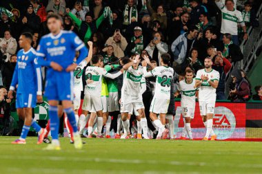 Elche, İspanya - 11 23 2025: Elche oyuncuları, Elche CF ve Real Madrid FC takımları arasında oynanan LaLiga EA SPORTS maçında gol üstüne gol atarken görüldü  