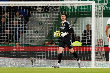 Elche, İspanya - 11 23 23 2025: Thibaut Courtois, Elche CF ve Real Madrid FC takımları arasında oynanan LaLiga EA SPORTS maçı sırasında görüldü  