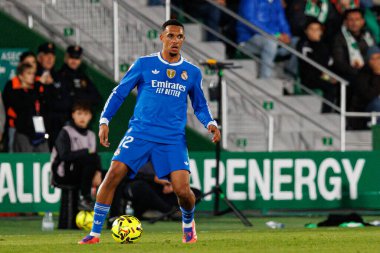 Elche, İspanya - 11 23 2025: Trent Alexander-Arnold, Elche CF ve Real Madrid FC takımları arasında LaLiga EA Spor maçı sırasında görüldü 