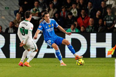 Elche, İspanya - 11 23 23 2025: Adri Pedrosa ve Alvaro Carreras, Elche CF ve Real Madrid FC takımları arasında oynanan LaLiga EA SPORTS maçı sırasında görüldü  