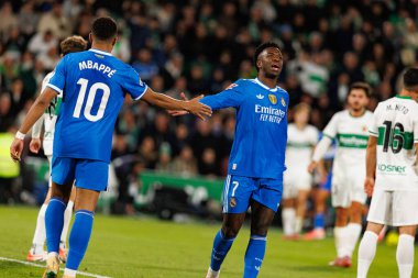 Elche, İspanya - 11 23 23 2025: Kylian Mbappe ve Vinicius Vini Junior Elche CF ve Real Madrid FC takımları arasında oynanan LaLiga EA SPORTS maçı sırasında görüldü 
