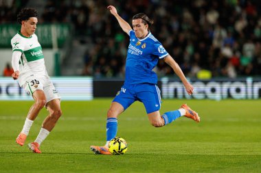 Elche, İspanya - 11 23 23 2025: Hector Fort ve Alvaro Carreras, Elche CF ve Real Madrid FC takımları arasında oynanan LaLiga EA SPORTS maçı sırasında görüldü.  