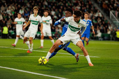Elche, İspanya - 11 23 2025: Hector Fort ve Vinicius Vini Junior, Elche CF ve Real Madrid FC takımları arasında oynanan LaLiga EA Spor karşılaşmasında görüldü 