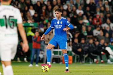 Elche, İspanya - 11 23 23 2025: Raul Asencio, LaLiga EA Spor karşılaşmasında Elche CF ve Real Madrid FC takımları arasında görüldü  