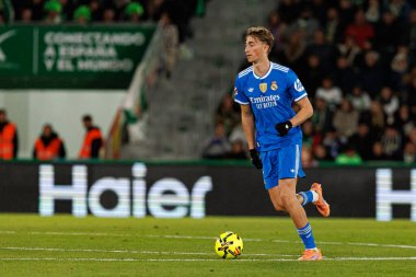 Elche, İspanya - 11 23 23 2025: Dean Huijsen, Elche CF ve Real Madrid FC takımları arasında oynanan LaLiga EA Spor maçı sırasında görüldü 