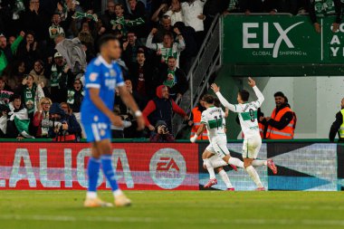 Elche, İspanya - 11 23 2025: Elche oyuncuları, Elche CF ve Real Madrid FC takımları arasında oynanan LaLiga EA SPORTS maçında gol üstüne gol atarken görüldü 