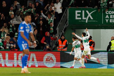 Elche, İspanya - 11 23 2025: Elche oyuncuları, Elche CF ve Real Madrid FC takımları arasında oynanan LaLiga EA SPORTS maçında gol üstüne gol atarken görüldü  