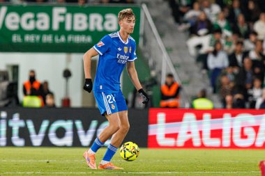 Elche, İspanya - 11 23 23 2025: Dean Huijsen, Elche CF ve Real Madrid FC takımları arasında oynanan LaLiga EA Spor maçı sırasında görüldü  