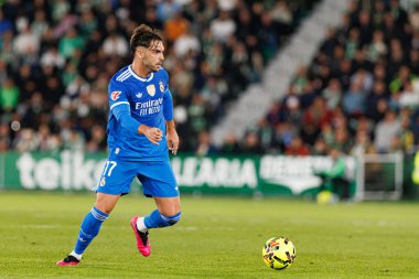 Elche, İspanya - 11 23 23 2025: Raul Asencio, LaLiga EA Spor karşılaşmasında Elche CF ve Real Madrid FC takımları arasında görüldü 