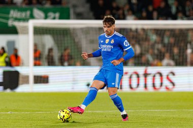Elche, İspanya - 11 23 23 2025: Raul Asencio, LaLiga EA Spor karşılaşmasında Elche CF ve Real Madrid FC takımları arasında görüldü  