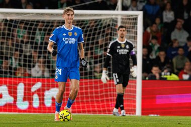 Elche, İspanya - 11 23 23 2025: Dean Huijsen, Elche CF ve Real Madrid FC takımları arasında oynanan LaLiga EA Spor maçı sırasında görüldü  