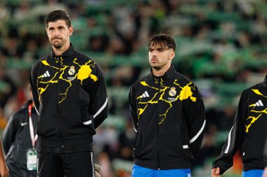 Elche, İspanya - 11 23 23 2025: Thibaut Courtois ve Raul Asencio, Elche CF ve Real Madrid FC takımları arasında LaLiga EA SPORTS maçı sırasında görüldü 