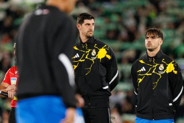 Elche, İspanya - 11 23 23 2025: Thibaut Courtois ve Raul Asencio, Elche CF ve Real Madrid FC takımları arasında LaLiga EA SPORTS maçı sırasında görüldü  