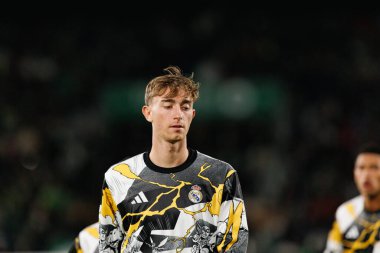 Elche, İspanya - 11 23 23 2025: Dean Huijsen, Elche CF ve Real Madrid FC takımları arasında oynanan LaLiga EA Spor maçı sırasında görüldü  