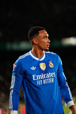 Elche, İspanya - 11 23 2025: Trent Alexander-Arnold, Elche CF ve Real Madrid FC takımları arasında LaLiga EA Spor maçı sırasında görüldü 